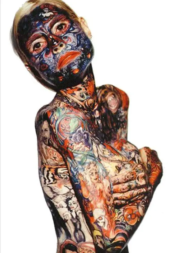 Seznamte se Julií Gnuse. Tato žena se proslavila díky svému tetování, které jí pokrývalo neuvěřitelných 95% těla. Julie se narodila v Americe v roce 1955 a bohužel trpěla velmi závažným onemocněním kůže, které způsobuje puchýř...