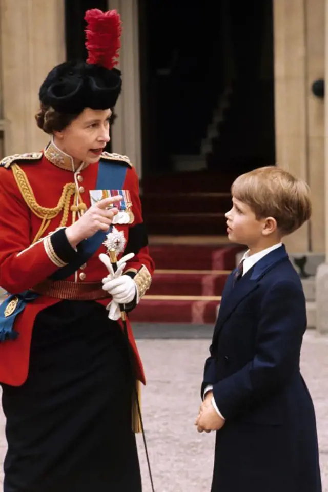 Královna Alžběta II. se svým synem Andrewem