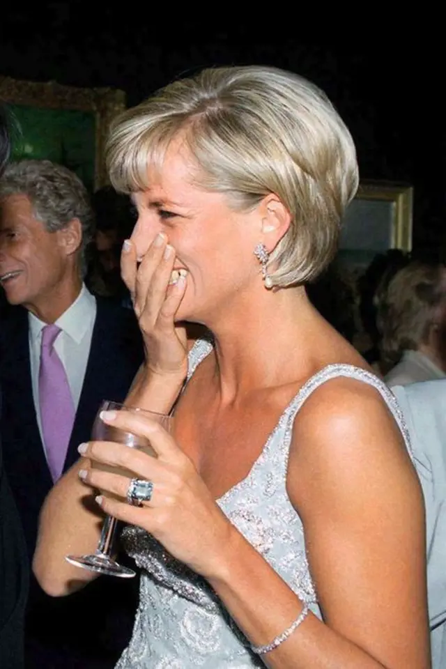 Princezna Diana s akvamarínovým prstenem.