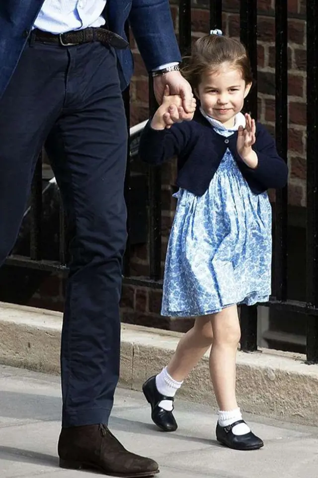 Na návštěvu do porodnice za bratříčkem Louisem si oblékla krásné modré šaty.