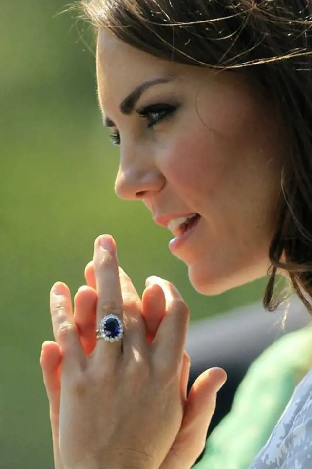 Kate nosí výrazný prsten po princezně Dianě.