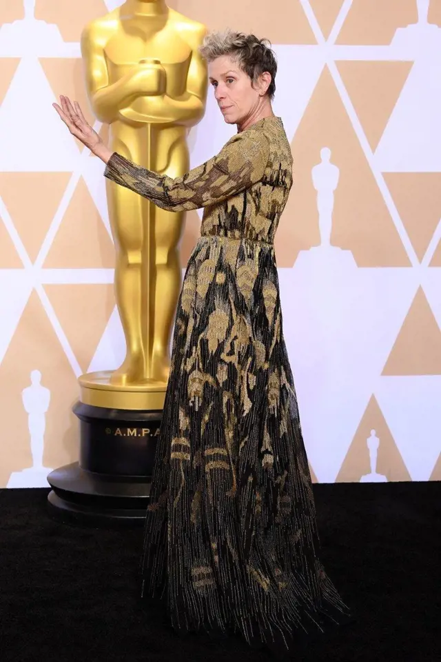 Frances McDormand je žena, která si s ničím hlavu neláme a taky má doma nového naleštěného Oscara. Gratulujeme!