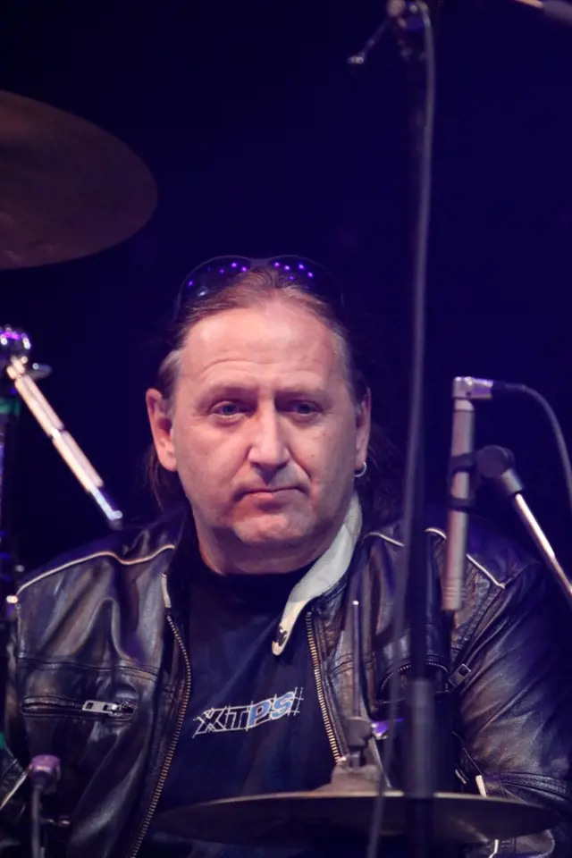 V roce 2013 kapela zase přišla o bubeníka Milana Peroutku. 