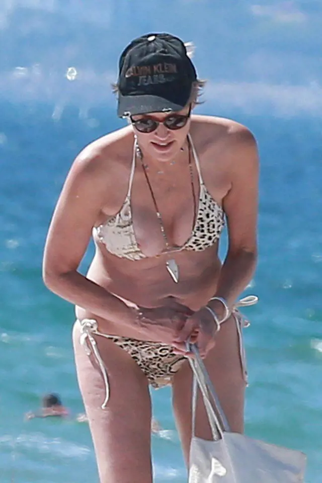 Sharon Stone si z vykukující bradavky na dovolené v Benátkách nic moc nedělala. Příteli a všem okolo to rovněž nevadilo...