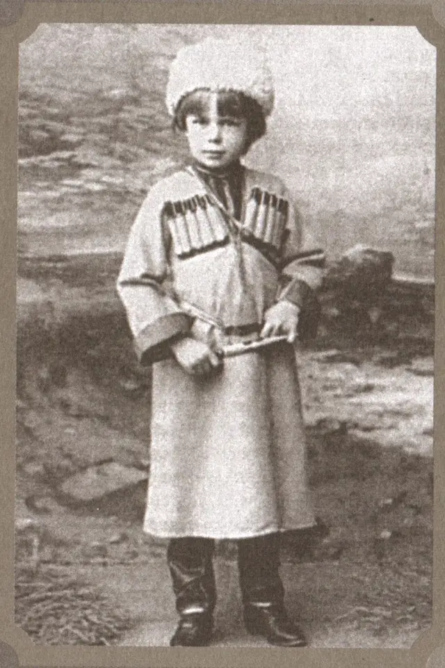 Ungern von Sternberg v 7 letech. Rodiče mu poskytli nejlepší vzdělání, prestižní gymnázium však nedokončil.