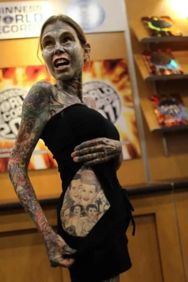 Tetování celého těla se nebojí ani ženy.