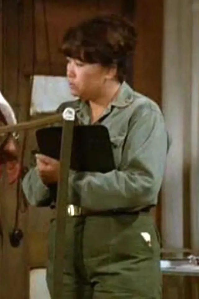 Kellye Nakahara: Rázná sestra poručík Kellye Yamato si po seriálu M.A.S.H. zahrála mnoho menších epizodních rolí v televizi a filmu.