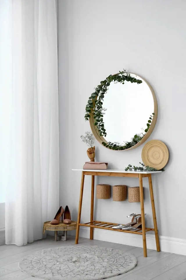Moderní zrcadlo ve skandinávském stylu má jednoduchý rám.