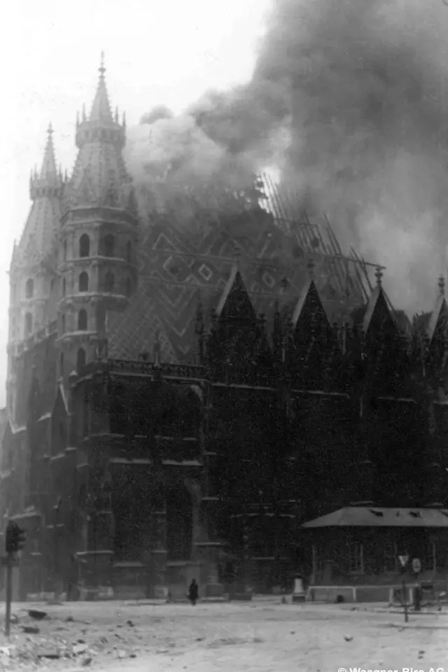 Požár vídeňské katedrály svatého Štěpána v dubnu 1945