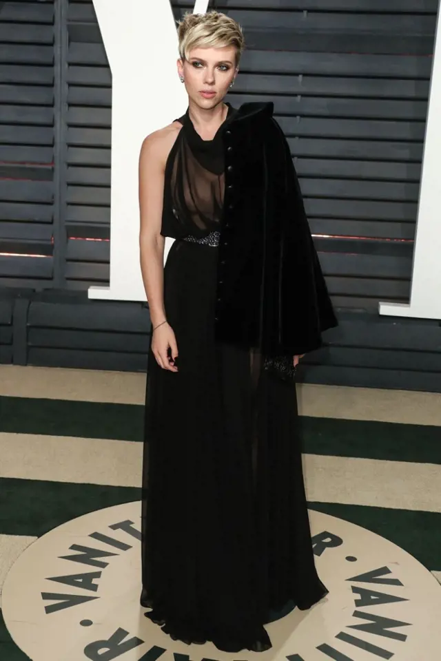 Na Vanity Fair si vzala černé dlouhé šaty z poloprůhledného materiálu a k tomu černé sako.