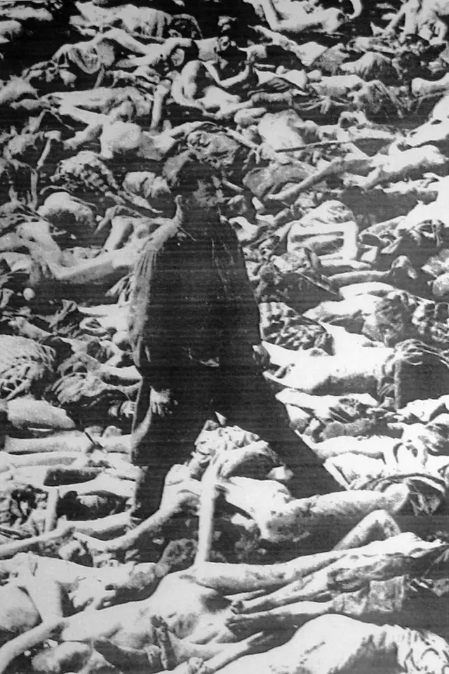Fritz Klein v hromadném hrobě v koncentračním táboře Bergen-Belsen po jeho osvobození v dubnu 1945.