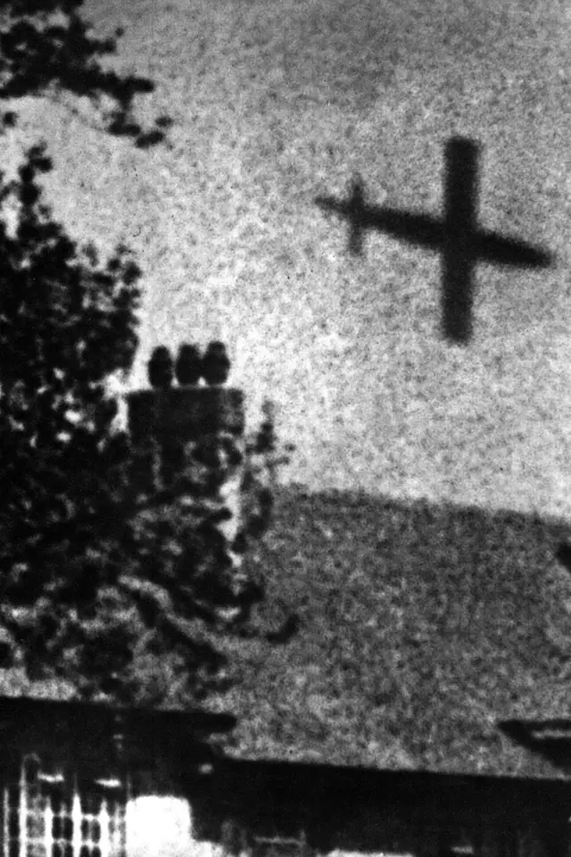 Střela s plochou dráhou letu V-1 v roce 1944 nad Londýnem