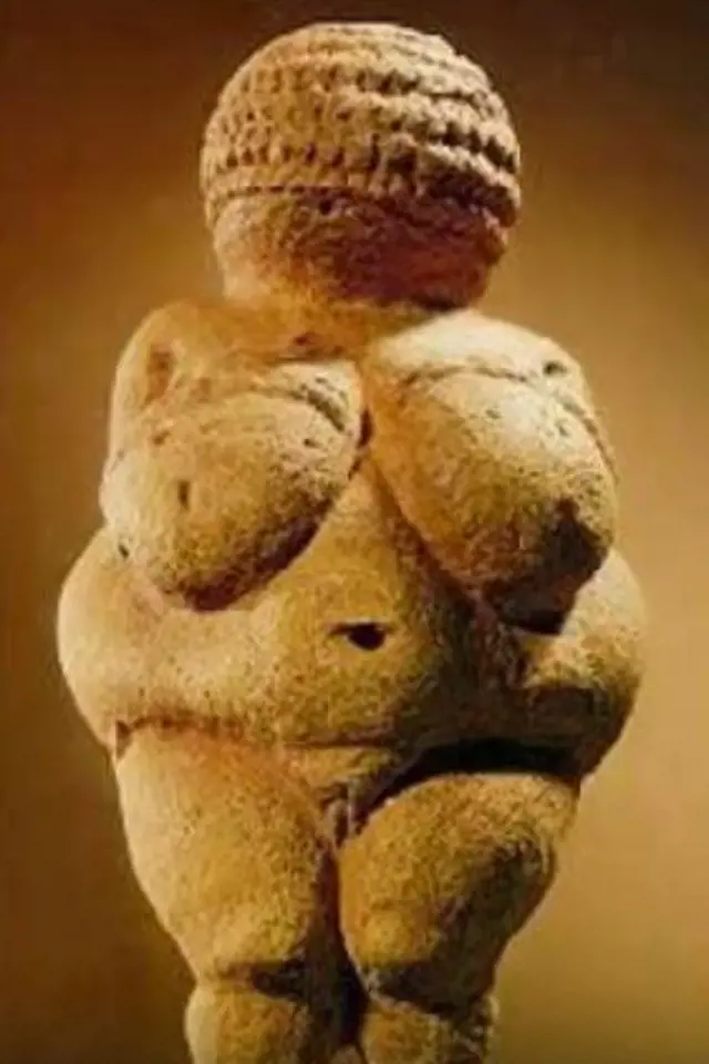 Sošky žen všech podob jsou též považovány za erotické pomůcky. Archeologové nacházejí i 30 tisíc let staré figurky. 