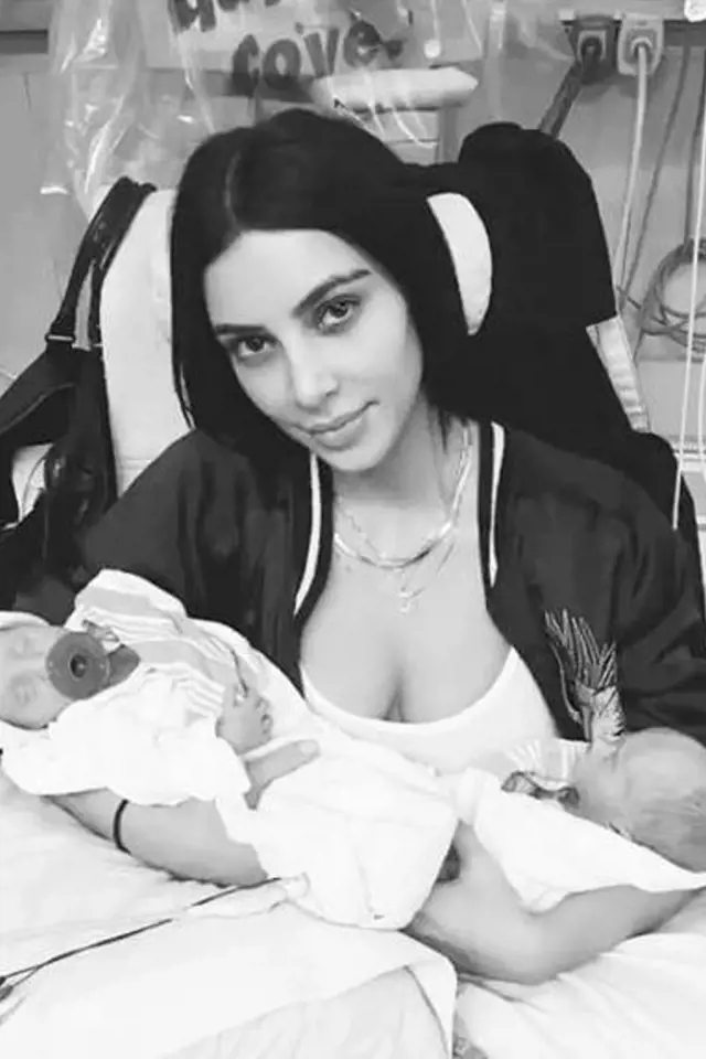 Kim Kardashian navštívila svou makeup artistku Joyce Bonelli v nemocnici. Joyce před pár dny porodila dvojčátka.