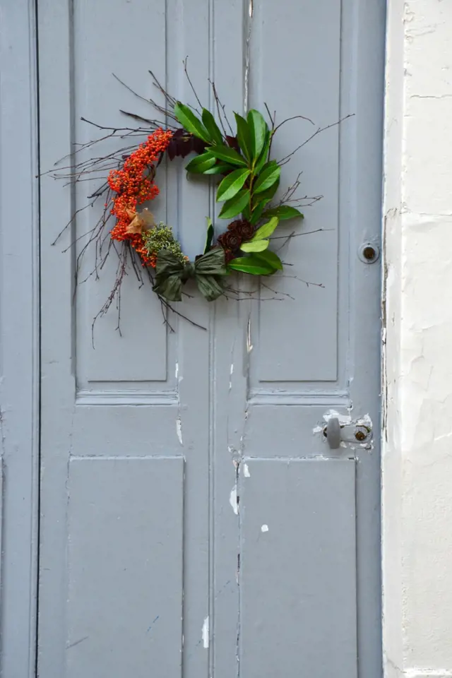 Barevný podzimní věnec je krásnou dekorací na dveře