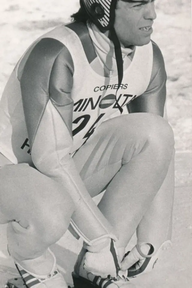 Skokan na lyžích Vladimír Podzimek v devětadvaceti letech spáchal sebevraždu oběšením.