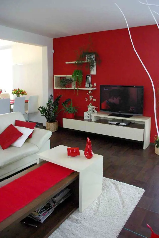 V obývací části se kombinují pouze dvě barvy - bílá a červená.