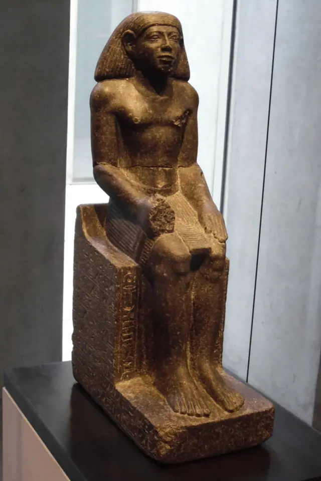 Socha staroegyptského lékaře.