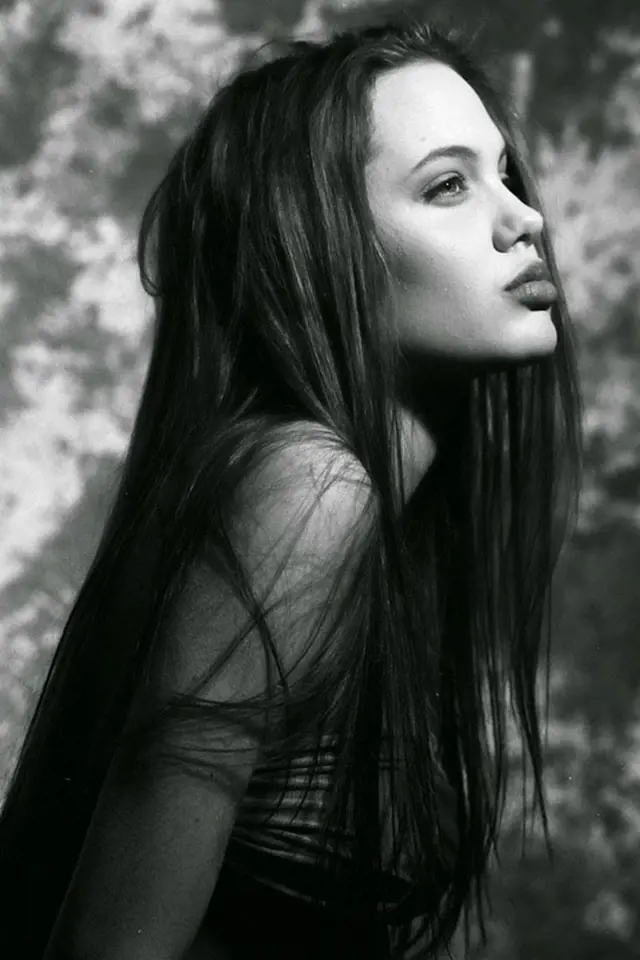 Angelina Jolie, rok 1990