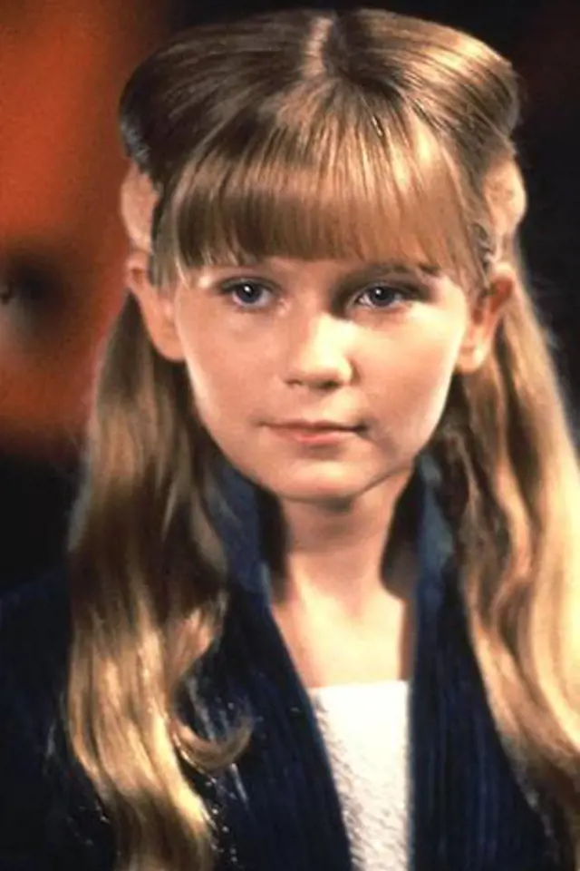 11 let - Před kamerou se Kirsten Dunst objevovala poměrně často, matka ji nechala hrát v reklamách, ale k dohledání je až její role v seriálu Star Trek: Nová generace v dílu Temný kout z roku 1993
