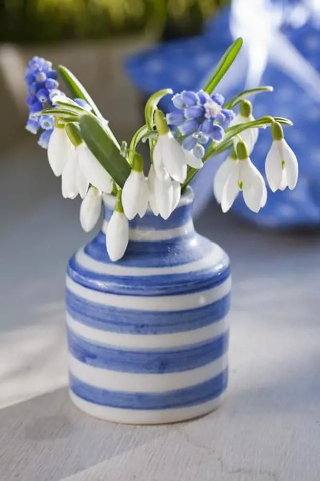 Ke sněženkám bude dobře ladit modrobílá váza