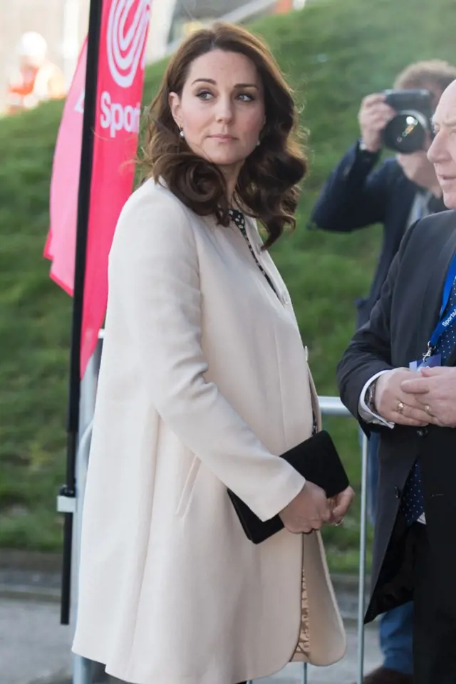 Vévodkyně Kate má za sebou tři porody. Na její postavě to ale není znát.