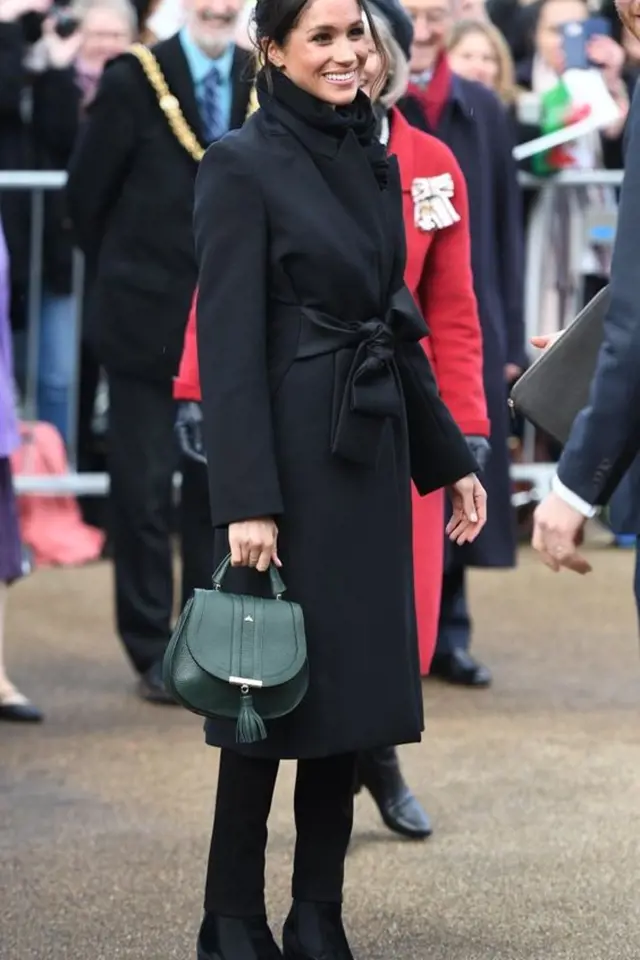Od té doby, co je z ní Vévodkyně, praví etiketa jinak a Meghan musí chodit v casual smart dresscodu.