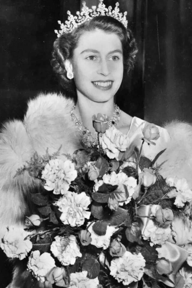 Po náhlé smrti krále Jiřího VI., se Alžběta II. stala přímou následnicí britského trůnu.