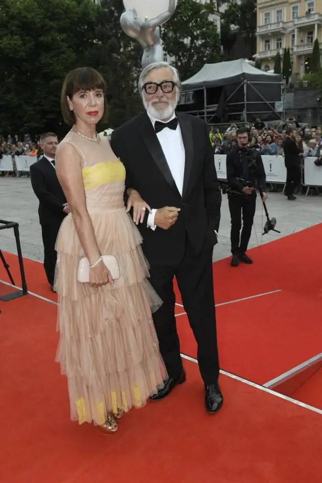Manželka Jiřího Bartošky Andrea předvedla mladistvé volánové šaty s atraktivní žlutou aplikací v oblasti prsou a na spodním lemu sukně.