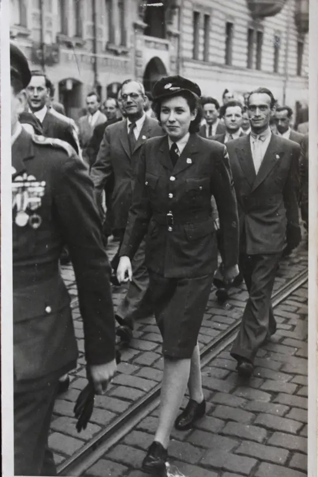 Margita Rytířová v uniformě na přehlídce - 1946 (1947)