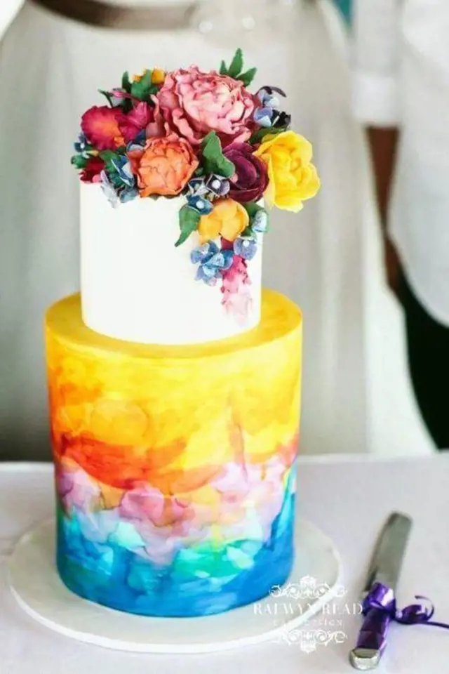 Svatební dorty: Spousta živých květin, naháčů, ale také černé barvy a dřeva
