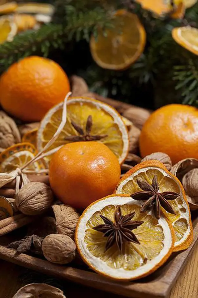 Vánoční dekorace z pomerančů