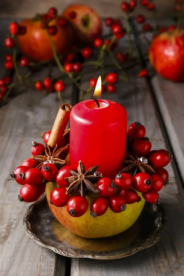 Hvězdička badyánu a svitek skořice se u rozehřáté svíčky v jablku krásně rozvoní.
