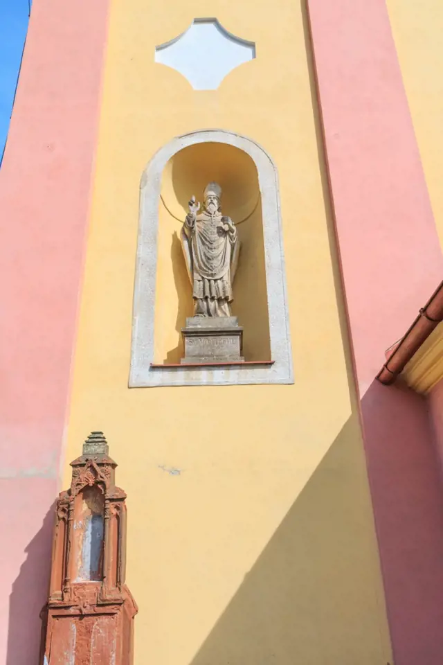 Vojtěch patří mezi nejoblíbenější české světce a s jeho sochami se setkáme i na mnoha domech