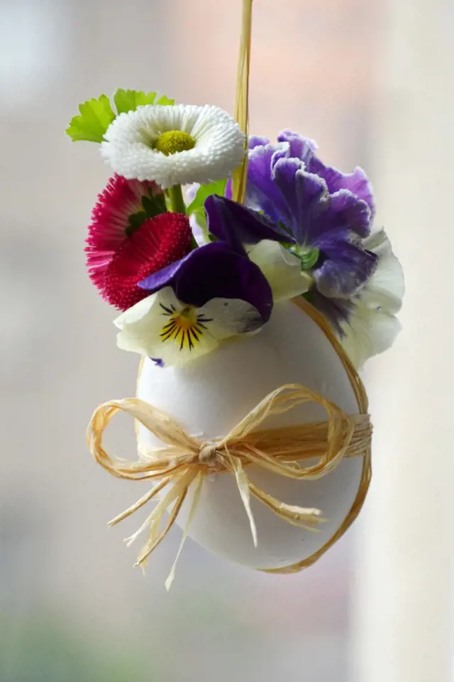 Vaječné skořápky jako vázičky pro jarní kvítí, půvabná a živoucí dekorace nejen pro Velikonoce