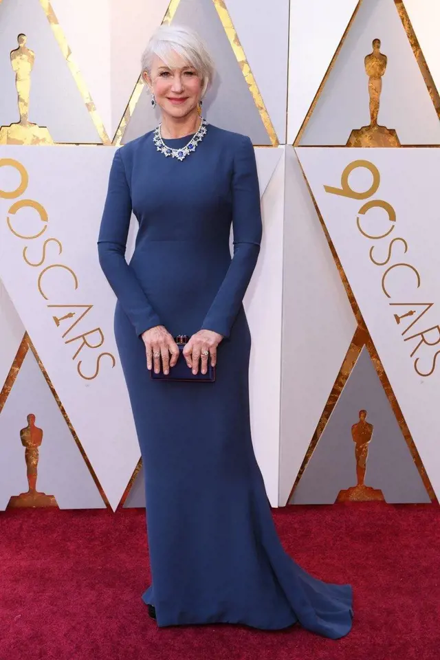 Nic naplat, když má někdo charisma, může si na sebe obléci cokoliv a stejně bude zářit. Helen Mirren to v její modré róbě opravdu slušelo.