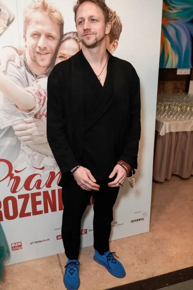 Tomáš Klus si na premiéru vzal černý oblek, který doplnil modrými teniskami