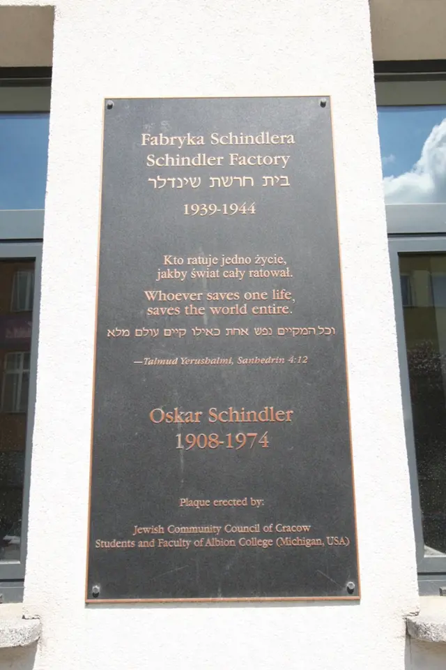 Továrna na email Oskara Schindlera v Krakově, dnes muzeum o historii Krakova a Židů během 2. světové války. Pamětní cedule na budově továrny.