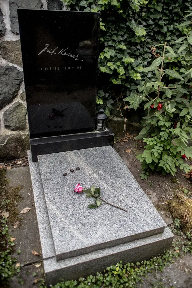 Helena Vondráčková, profesorka fyzika a chemie na pražském Gymnáziu Na Vítězné pláni, položila květinu a poskytla rozhovor Deníku u hrobu Josefa Kainaru 13. června na Slavíně v Praze.