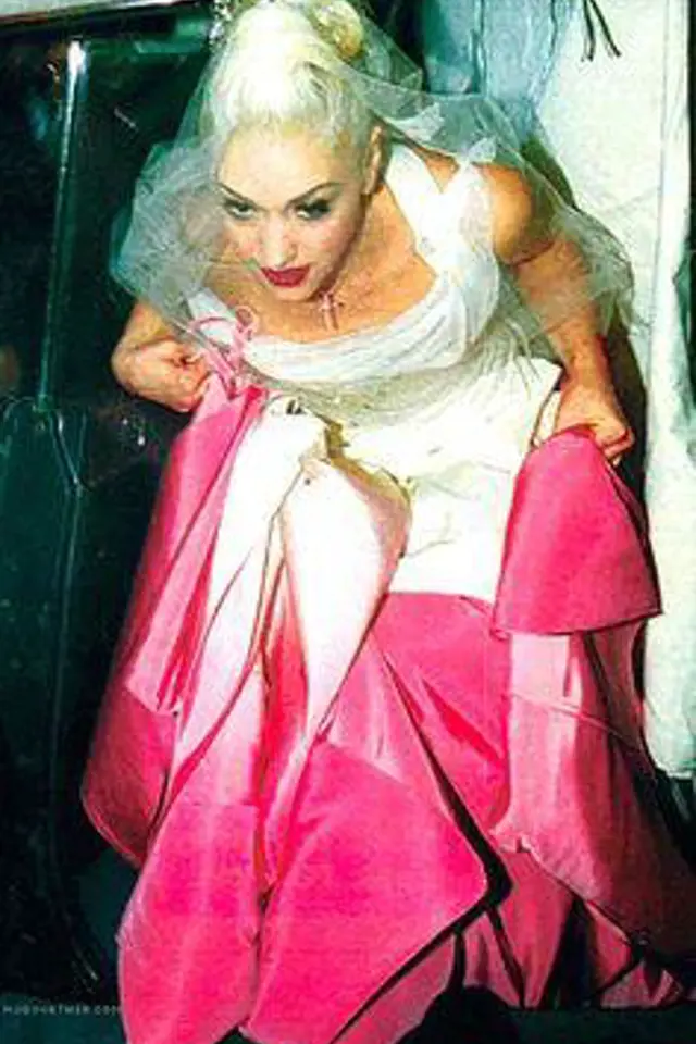 Gwen Stefani si vzala Gavina Rossdalea v šatech od Christiana Diora (vytvořil je John Galliano). Spodek šatů byl svítivě růžový a přecházel do bílé. Vypadalo to dost podivně.