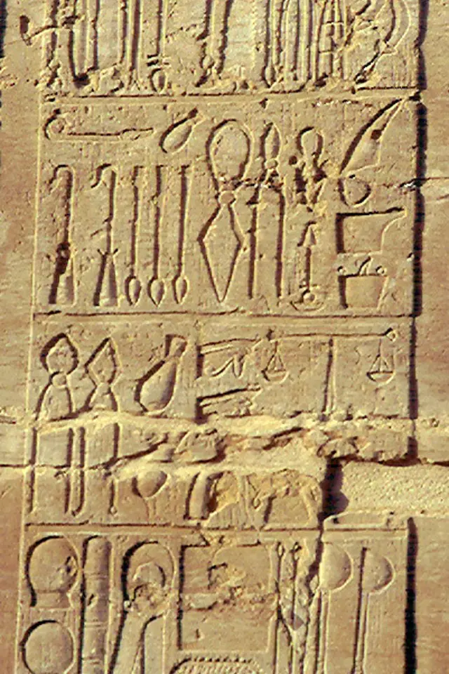 Lékařské nástroje starověkého Egypta (kostní pila, nože, skalpely, retraktor, měřidla a váhy, nástroje na léčbu zubů).