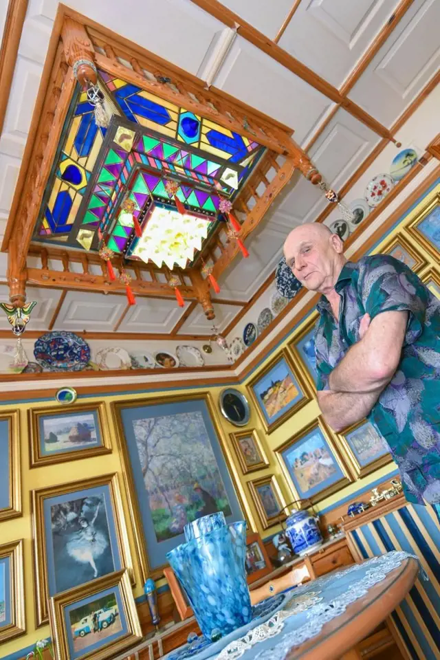 Adrian Reeman (67) pracoval na svém bytě přes 30 let, až se z něj stala replika zámku ve Versailles.