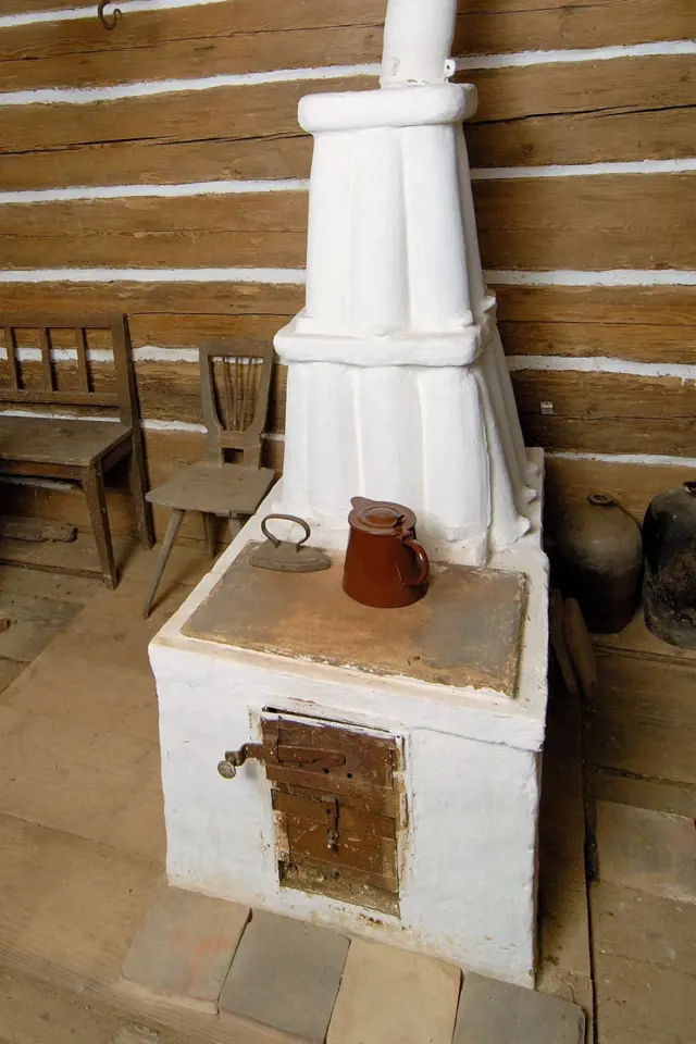 Kamna ve špejchárku udělal majitel z prejzových tašek; taková se prý stavěla v 18. století