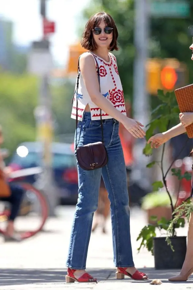Dakota Johnson vyznává jednoduchý styl, klasické barvy, jemnou provokaci a pohodlí.
