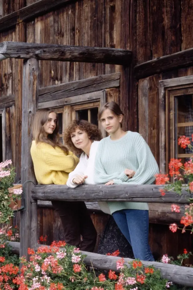 Teenagerka Eva Green (vpravo) s matkou a sestrou