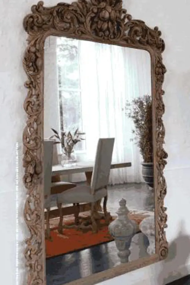 Veliké zrcadlo otevírá a prozařuje prostor, takže jeho efekt je v interiéru vždy nepřehlédnutelný. Historickému interiéru sluší bohatě vyřezávané zrcadlo, jaké má v nabídce firma Flamant (cena dle velikosti)