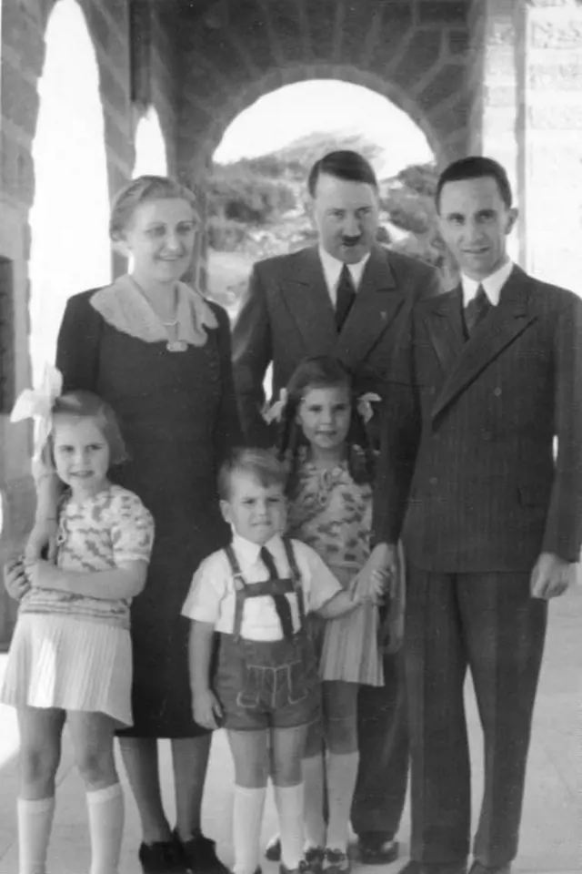 Goebbels s manželkou a Hitlerem