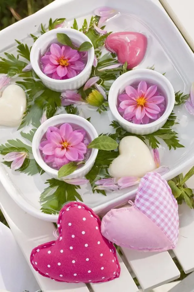 Jarní květiny krásně vyniknou i v malých miskách jako květinová jezírka. Opět je dozdobte látkovými srdíčky. 
K nim přidejte i srdíčkové plovací svíčky a dokonalé zahradní jezírko a originální dárek ke Dni matek je na světě!