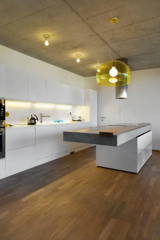 Kuchyně je zařízena moderně v minimalistickém stylu