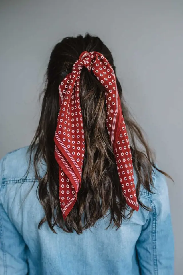 Šátek ve vlasech